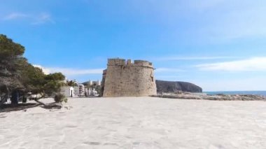 Moraira, İspanya - Mart 2020. Moraira limanındaki dairesel hiperhızlandırılmış taş takviye kulesi.
