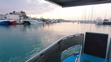 İspanya, Denia 'da bulutlu gökyüzünde zaman kaybı. Yaz şehri, Denia Limanı.