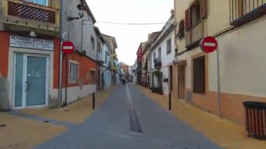 Denia, İspanya Şubat - 2020: Denia 'nın eski caddelerinde yürümek 4K hareketli yüksek hızda atış hızını artırdı