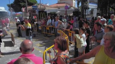 Denia, İspanya - Temmuz 2019: Kameradaki bir gazetecinin genel planı, geleneksel paella valenciana 'yı pirinçten tavada et kızartmaya çevirme sürecinden bahsediyor.