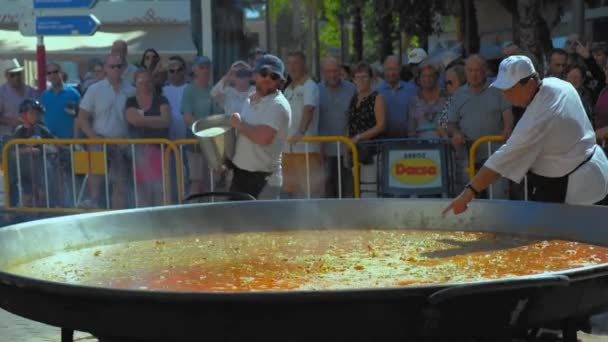 Denia España Julio 2019 Primer Plano Hombre Hierve Arroz Cocina — Vídeos de Stock