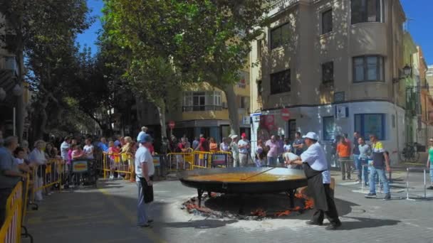 Denia Espanha Julho 2019 Plano Geral Homem Processo Cozimento Tradicional — Vídeo de Stock