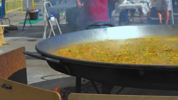 Denia España Julio 2019 Primer Plano Proceso Preparación Paella Valenciana — Vídeos de Stock