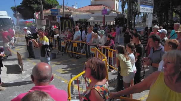 Denia Spanien Juli 2019 Ein Journalist Spricht Vor Laufender Kamera — Stockvideo