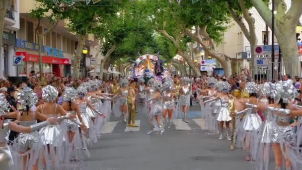 男の子と女の子は街の通りのカーニバルで白い衣装で踊ります 2019年8月 Dnia Spain — ストック動画