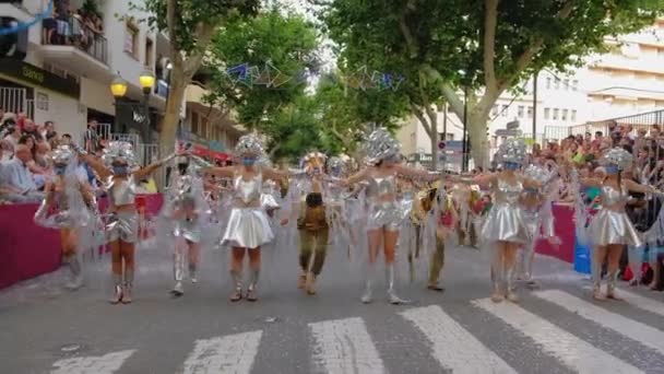男孩和女孩穿着白色服装在城市街道上的狂欢节上跳舞 2019年8月西班牙 — 图库视频影像