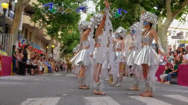 Niños Niñas Bailan Trajes Blancos Carnaval Una Calle Ciudad Agosto — Vídeo de stock