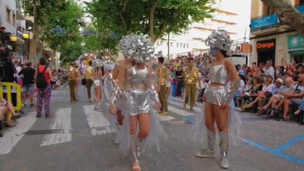 Niños Niñas Bailan Trajes Blancos Carnaval Una Calle Ciudad Agosto — Vídeo de stock