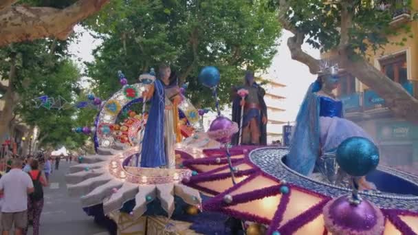 Processies Bewegende Karren Kleurrijke Kostuums Een Carnaval Een Stad Straat — Stockvideo