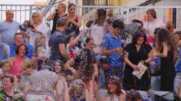 Gente Divierte Juega Confeti Sentarse Trajes Tradicionales Una Calle Ciudad — Vídeo de stock