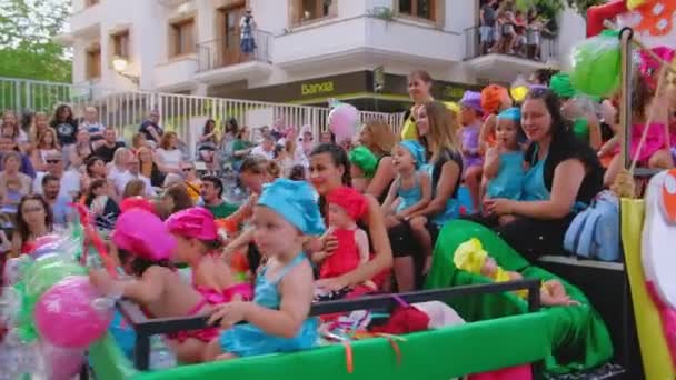 Umzüge Auf Fahrenden Wagen Bunten Kostümen Bei Einem Karneval Auf — Stockvideo