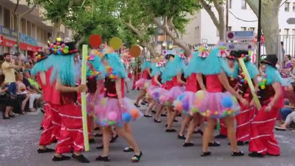 Flickor Dansar Färgglada Kostymer Karneval Stadsgata Augusti 2019 Dnia Spanien — Stockvideo