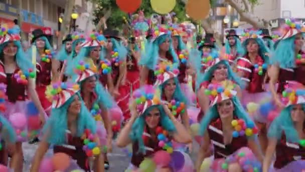 女の子は街の通りのカーニバルでカラフルな衣装で踊ります 2019年8月 Dnia Spain — ストック動画