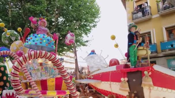 Processies Bewegende Karren Kleurrijke Kostuums Een Carnaval Een Stad Straat — Stockvideo