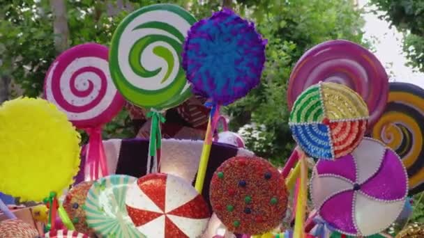 Große Dekorative Süßigkeiten Auf Dem Podest Beim Karneval Befestigt — Stockvideo