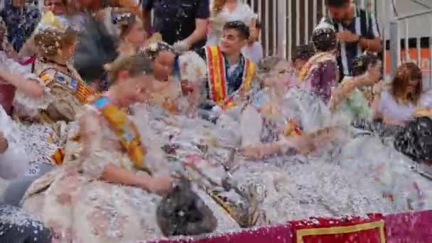 Veselé Dívky Hrají Konfety Sedí Tradičních Kostýmech Městské Ulici Srpen — Stock video