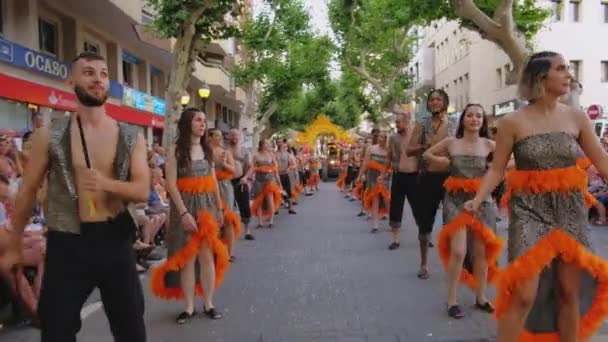 動きのある街のカーニバルでは女の子と男がカラフルな衣装で踊っています 2019年8月 Dnia Spain — ストック動画