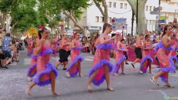 Flickor Dansar Färgglada Kostymer Karneval Stadsgata Augusti 2019 Dnia Spanien — Stockvideo
