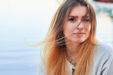 Güzel sarışının yüzünü kapat çerçeveli saçlara bak rüzgarda dalgalanıyor.