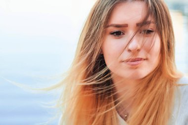 Güzel sarışının yüzünü kapat çerçeveli saçlara bak rüzgarda dalgalanıyor.