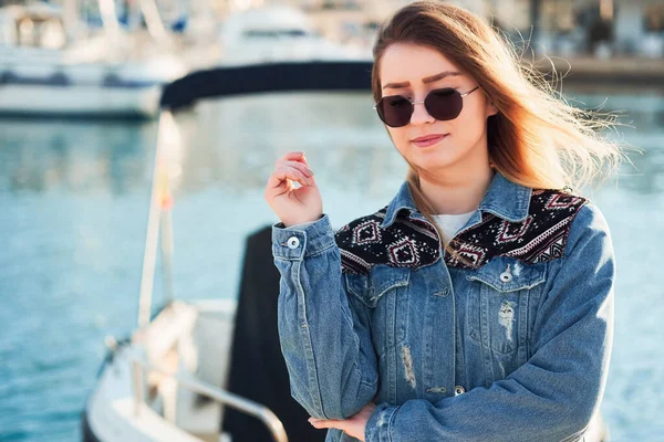 Hermosa Chica Sostiene Gafas Redondas Con Una Chaqueta Mezclilla Con —  Fotos de Stock