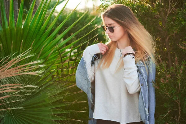 Luz Volta Menina Bonita Óculos Sol Uma Camisola Leve Coloca — Fotografia de Stock