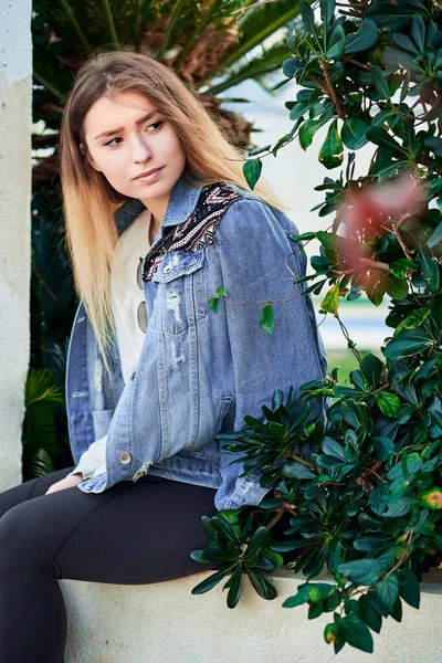 Lumière Dos Belle Fille Aux Lunettes Soleil Sweat Shirt Léger — Photo