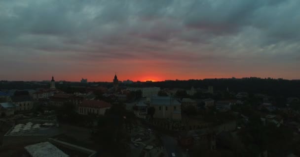 Nascer do sol sobre a cidade velha — Vídeo de Stock