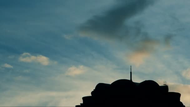 As nuvens correm sobre o céu — Vídeo de Stock