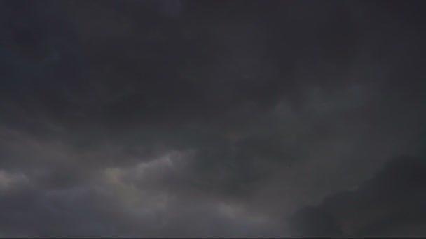 Les nuages courent sur le ciel 