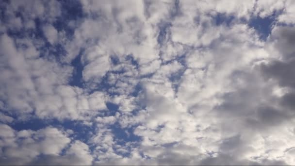Les nuages courent sur le ciel 