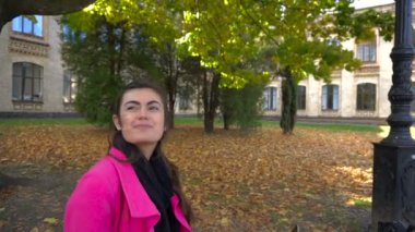 Genç kız ile laptop Üniversitesi parkta bankta pembe ceket