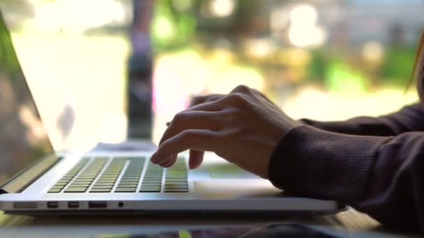 Женские пальцы печатают на клавиатуре ноутбука — стоковое видео