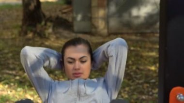Genç kız açık spor yere eğitim