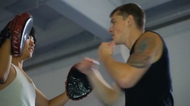 İki adam koridorda sanatları karışık dövüş sanatları eğitimi