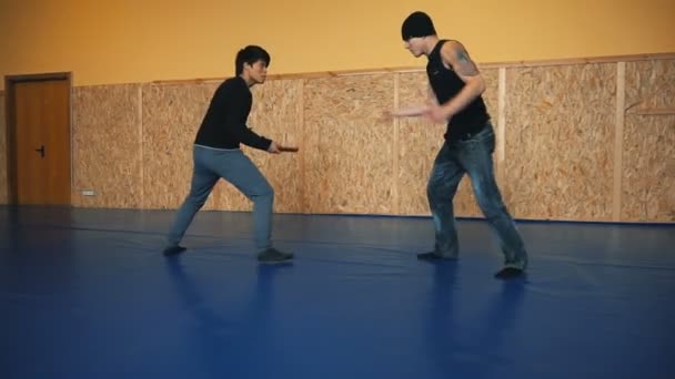 Тренировка спарринга двух молодых парней в зале ММА — стоковое видео