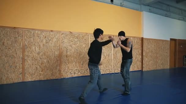Opleiding sparring twee jonge jongens in de hal van Mma — Stockvideo