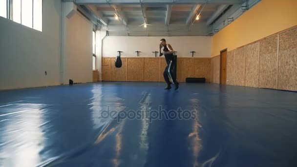 Ung man shadow boxning tränare i hall av Mma — Stockvideo