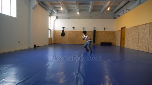 Junger Mann Schattenboxtrainer in der Halle von mma — Stockvideo