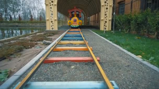 Los niños entrenan en un parque de atracciones en otoño — Vídeos de Stock