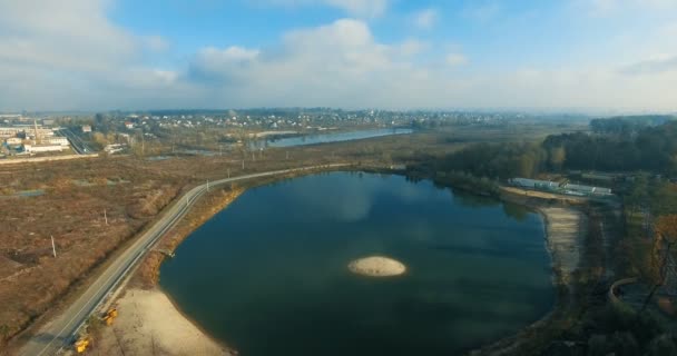 Aérea del lago en el parque de la ciudad — Vídeos de Stock