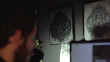 Bilgisayardaki bir kroki sanatçı tasarımcı geliştirir