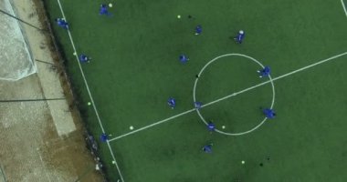 Genç futbol takımı yeşil çim ile spor yere kış gün eğitim
