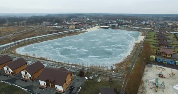 Деревня вокруг замёрзшего озера — стоковое видео