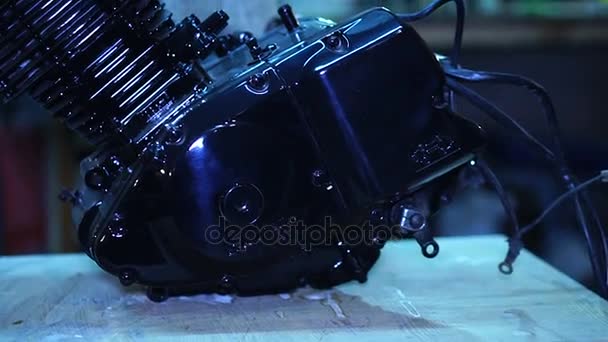 Μαύρο μηχανή από προσαρμοσμένη μοτοσικλέτα στο γκαράζ — Αρχείο Βίντεο