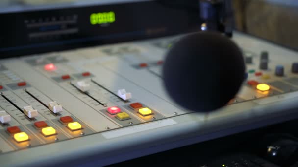 Mezclador de sonido y micrófono en el estudio de radiodifusión en radio — Vídeos de Stock