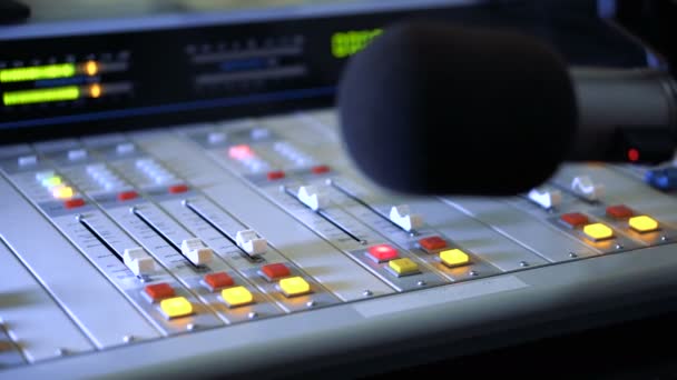 Mezclador de sonido y micrófono en el estudio de radiodifusión en radio — Vídeo de stock