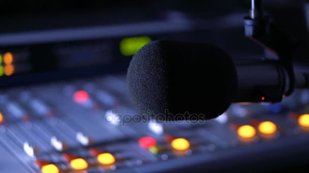 Миксер и микрофон в студии радиовещания на радио — стоковое видео