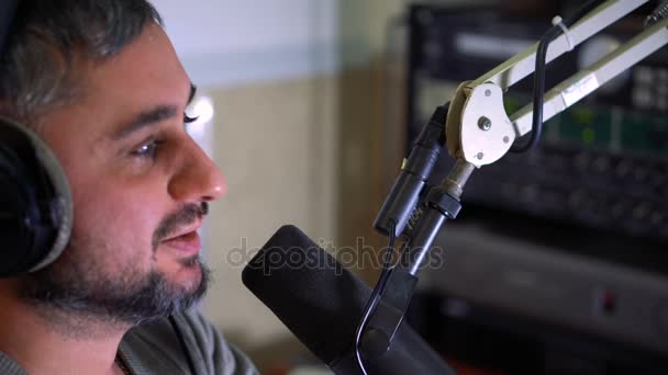 Présentateur de radio au microphone dans un studio de radiodiffusion en direct — Video