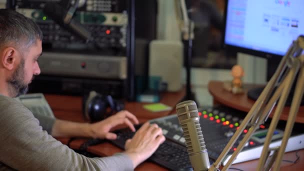 Présentateur de radio au microphone dans un studio de radiodiffusion en direct — Video